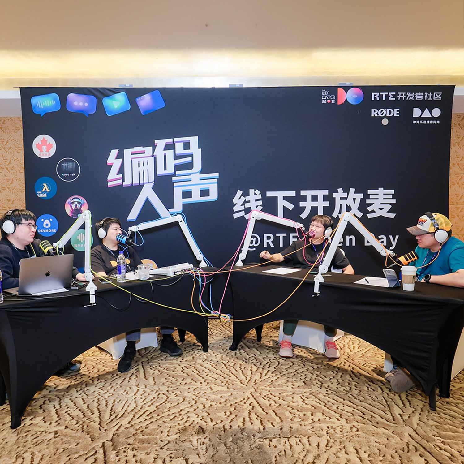 cover of episode 普通人用 AI，像在深夜里看 AI 拧螺帽，每个都不一样
