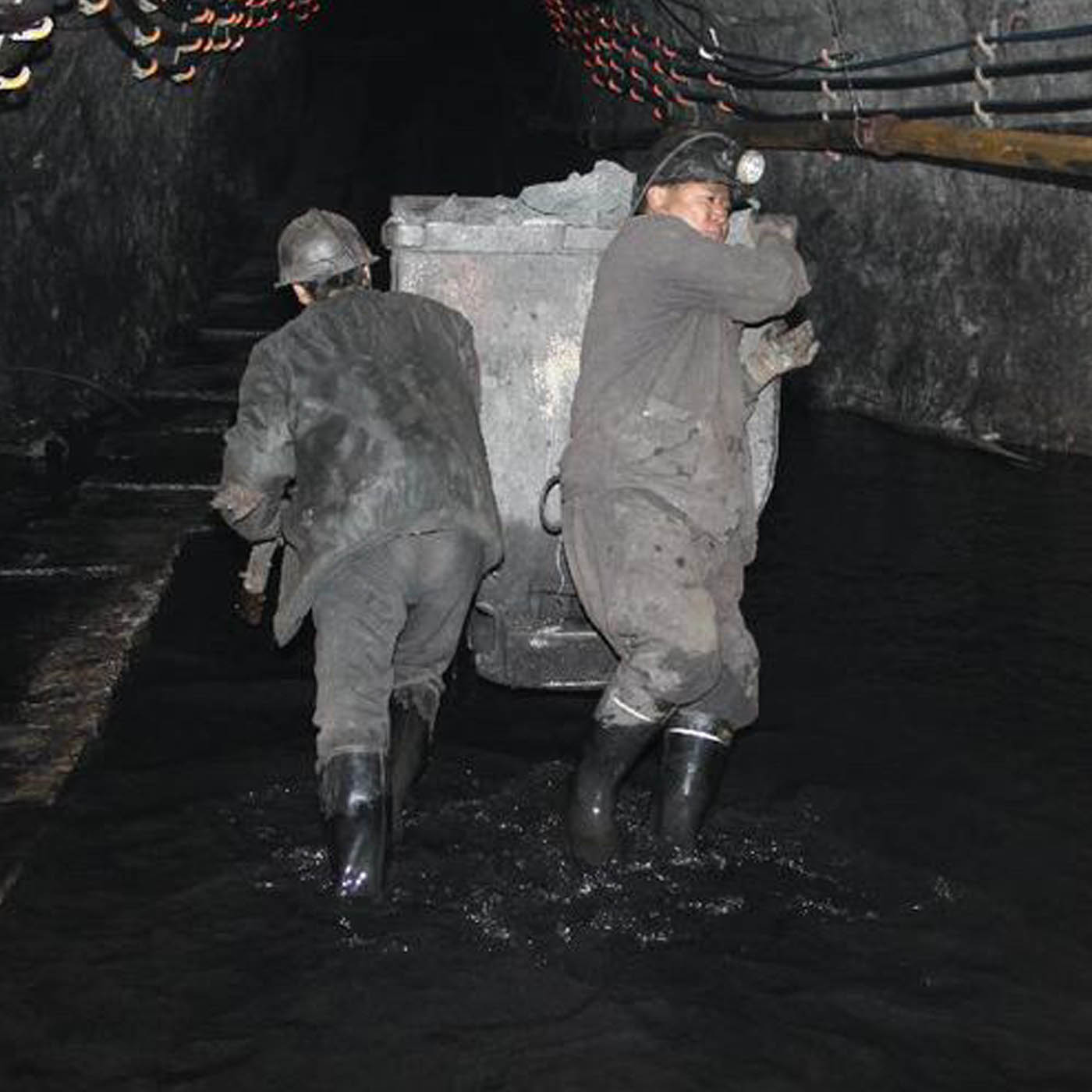 E776.向「下」跳槽：我曾在北京国贸做白领，现在回乌鲁木齐当挖煤工