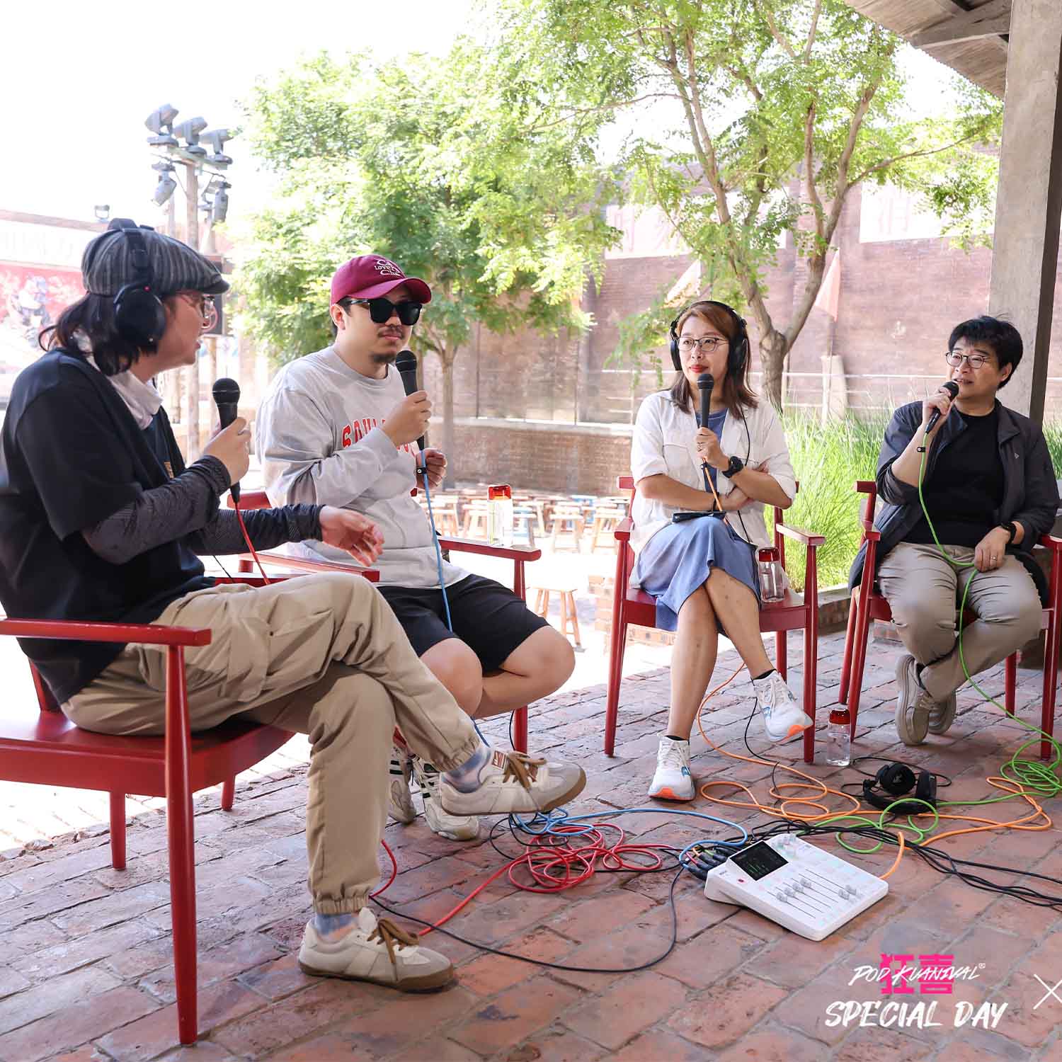 《大观戏阵》一场只能看 3 个剧目，我们却聊出了 35 种人生